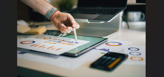 社会人経験ゼロの25歳が、たった1日4時間で「月商2,000万」を達成した実話です。